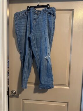 a.n.a Women's Light Wash Boyfriend Jeans with Knee Rip